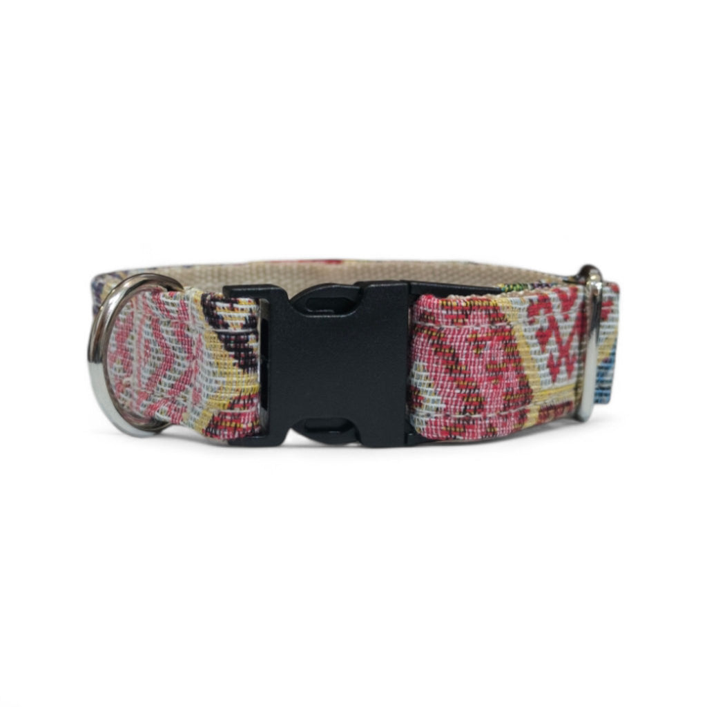 Collar estampado de tela y cuero